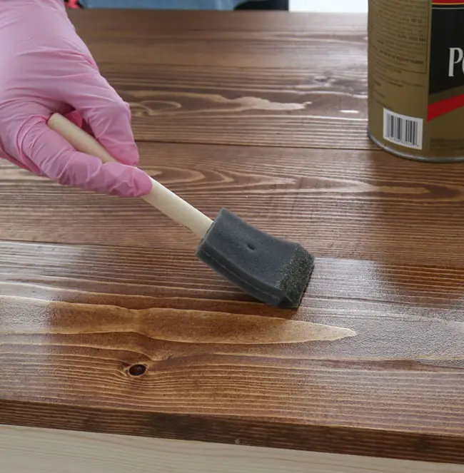 How to Apply Polyurethane Coat on a Table